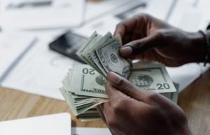 The pros and cons of a business cash advance The pros and cons of a business cash advance