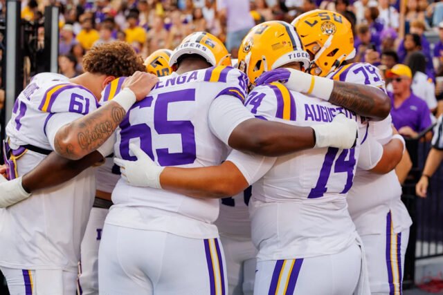 Brian Kelly는 LSU 축구 라인 맨 시작에 대한 부상 업데이트를 제공합니다.