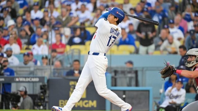 Shohei Ohtani는 MLB 플레이 오프 vs. 레드에서 킥오프 다저스에 리드 오프 홈런을 쳤다.