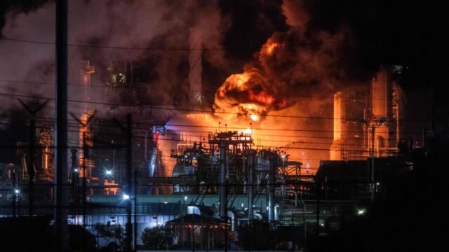 로스 앤젤레스 근처의 Chevron Refinery에서 큰 화재가 발생했습니다