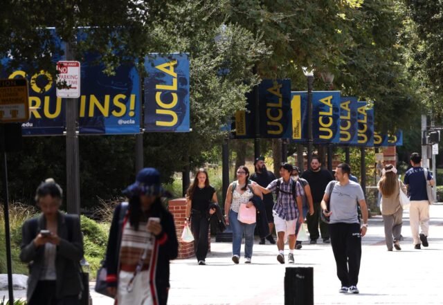 연방 판사는 UCLA 연구 보조금으로 5 억 달러를 복원하도록 트럼프를 명령하도록 ‘기울어진다’